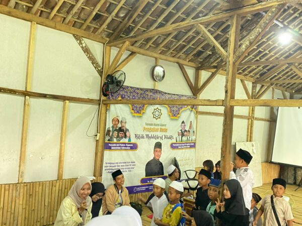MAHASISWA KKN KELOMPOK 03 GELAR SOSIALISASI IPNU-IPPNU DAN PENGENALAN TEKNOLOGI BERSAMA ANAK-ANAK MADIN DARUL KHOIR